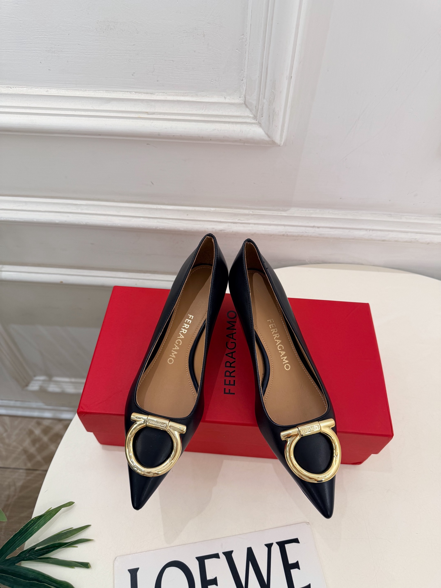 Ferragamo|菲拉格慕26𝐬𝐬 2026秋冬新品 经典大号Gancini扣尖头高跟鞋 火爆上新! 这鞋绝对是 Ferragamo|菲拉格慕26𝐬𝐬 2026秋冬新品 经典大号Gancini扣尖头高跟鞋 火爆上新! 这鞋绝对是