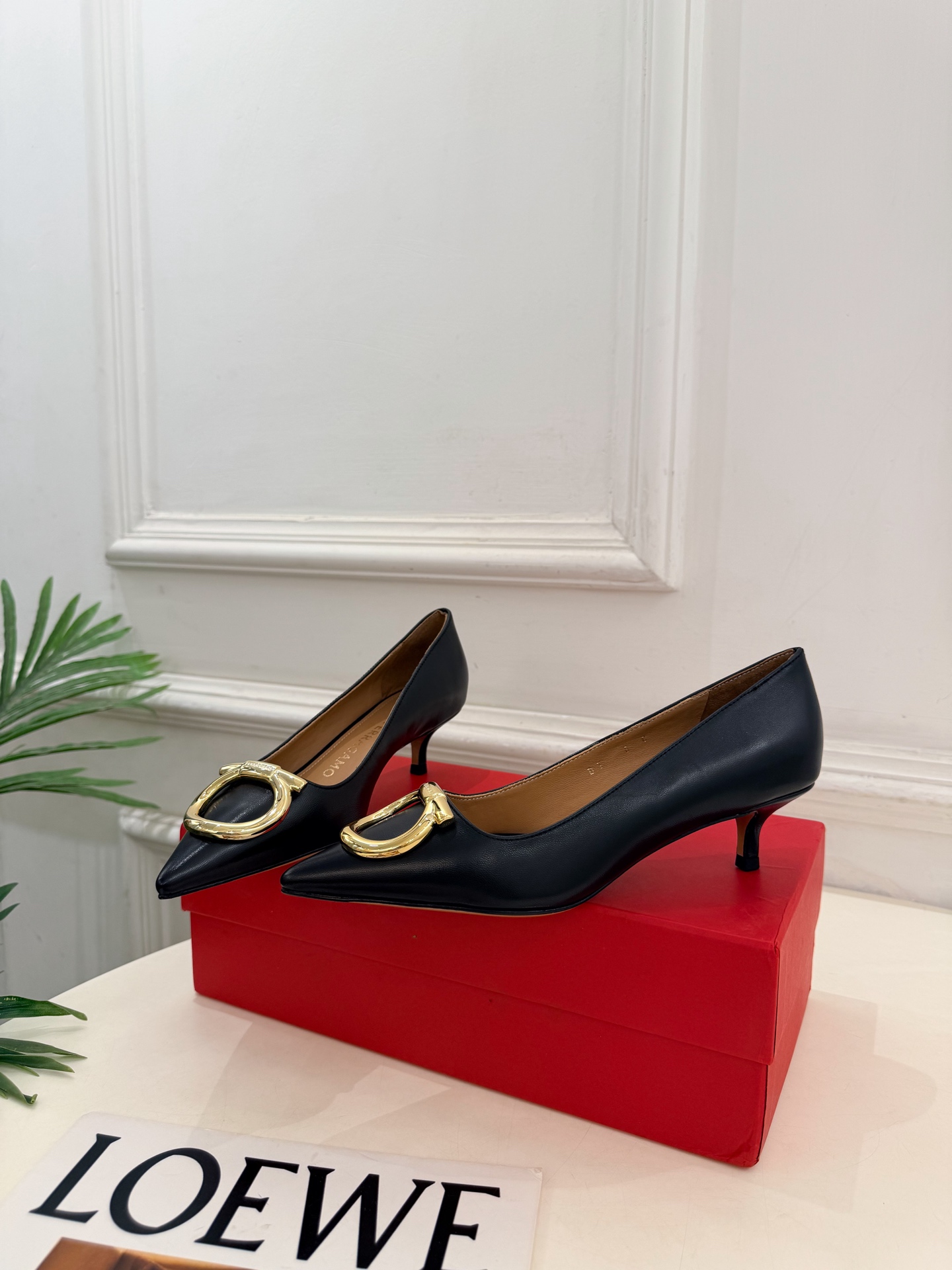 Ferragamo｜菲拉格慕26𝐬𝐬 2026秋冬新品  经典大号Gancini扣尖头高跟鞋 火爆上新！   这鞋绝对是