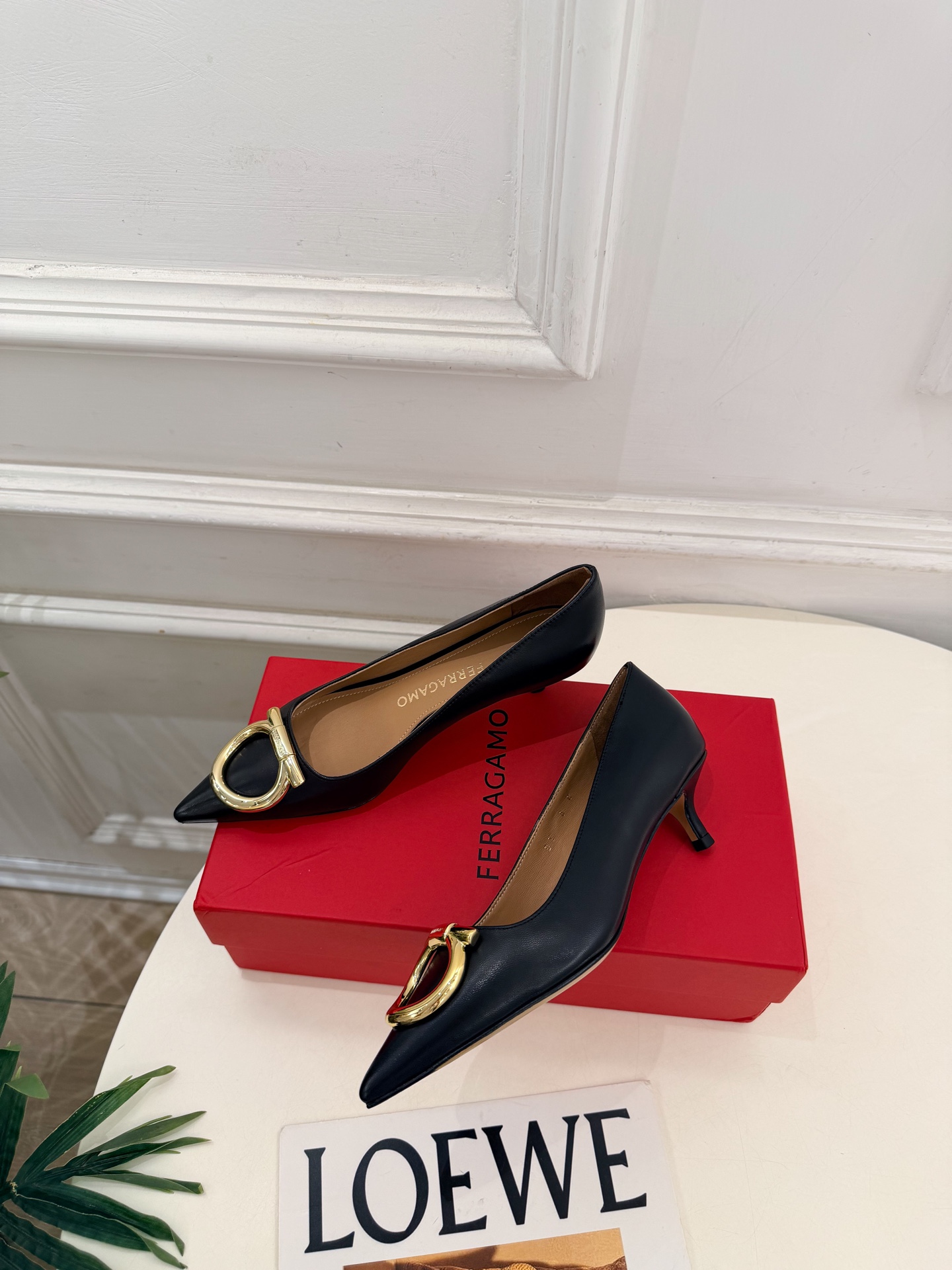 Ferragamo｜菲拉格慕26𝐬𝐬 2026秋冬新品  经典大号Gancini扣尖头高跟鞋 火爆上新！   这鞋绝对是