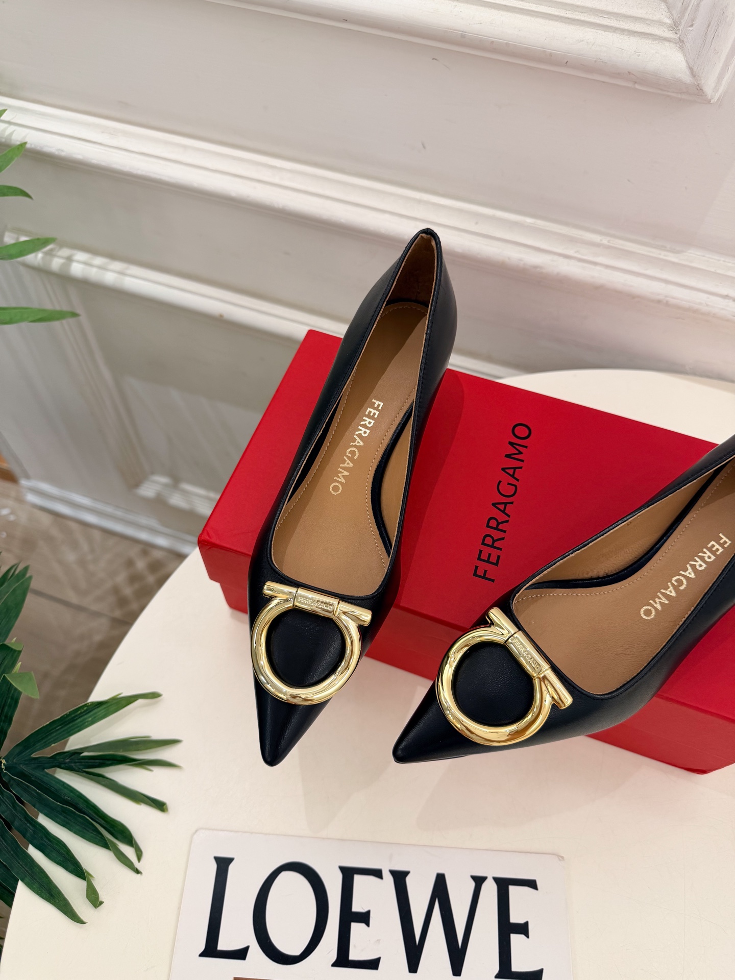Ferragamo｜菲拉格慕26𝐬𝐬 2026秋冬新品  经典大号Gancini扣尖头高跟鞋 火爆上新！   这鞋绝对是