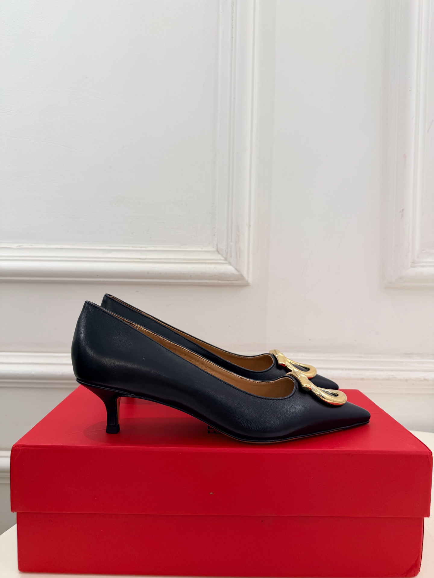 Ferragamo｜菲拉格慕26𝐬𝐬 2026秋冬新品  经典大号Gancini扣尖头高跟鞋 火爆上新！   这鞋绝对是