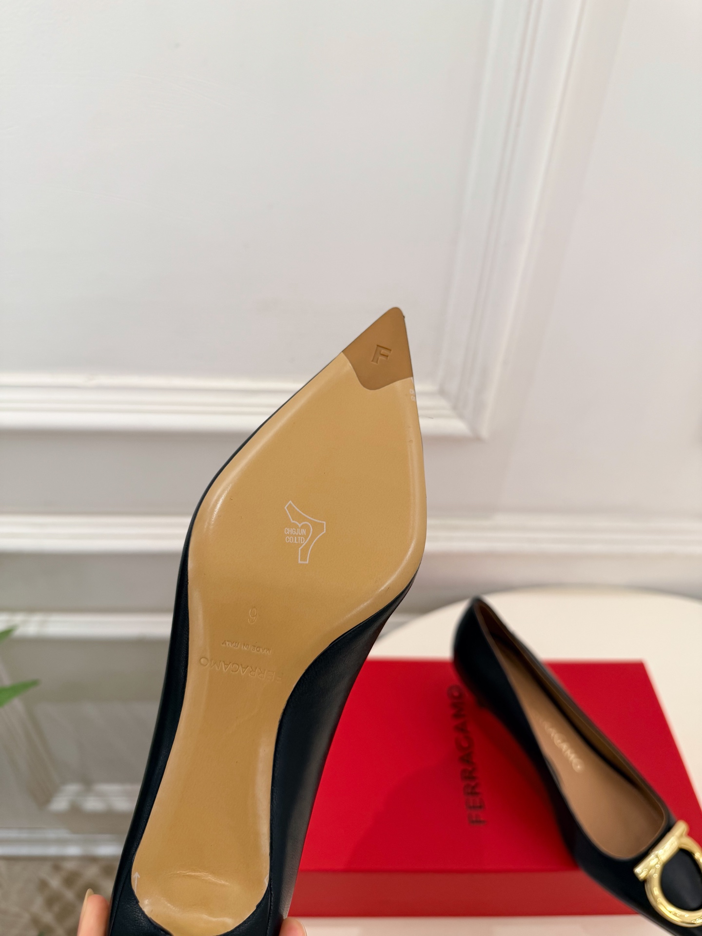Ferragamo｜菲拉格慕26𝐬𝐬 2026秋冬新品  经典大号Gancini扣尖头高跟鞋 火爆上新！   这鞋绝对是
