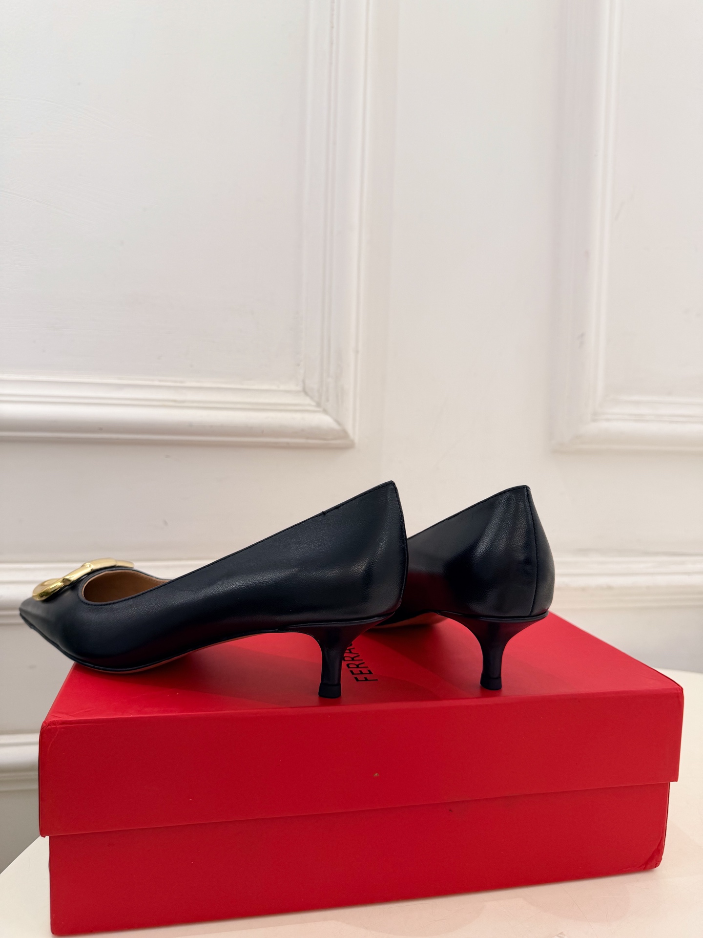 Ferragamo｜菲拉格慕26𝐬𝐬 2026秋冬新品  经典大号Gancini扣尖头高跟鞋 火爆上新！   这鞋绝对是
