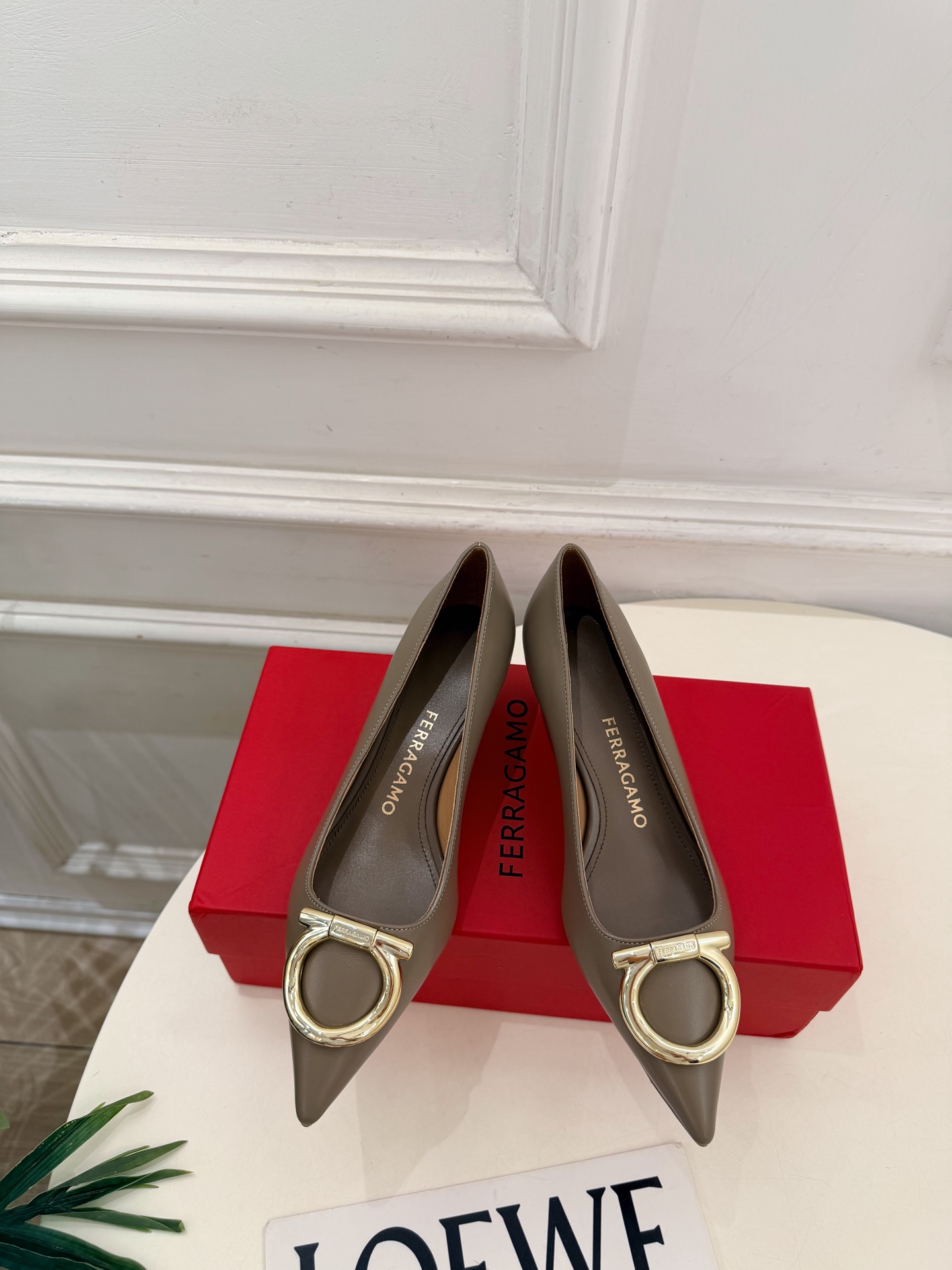 Ferragamo|菲拉格慕26𝐬𝐬 2026秋冬新品 经典大号Gancini扣尖头高跟鞋 火爆上新! 这鞋绝对是 Ferragamo|菲拉格慕26𝐬𝐬 2026秋冬新品 经典大号Gancini扣尖头高跟鞋 火爆上新! 这鞋绝对是