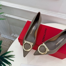 Ferragamo|菲拉格慕26𝐬𝐬 2026秋冬新品 经典大号Gancini扣尖头高跟鞋 火爆上新! 这鞋绝对是 Ferragamo|菲拉格慕26𝐬𝐬 2026秋冬新品 经典大号Gancini扣尖头高跟鞋 火爆上新! 这鞋绝对是