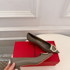Ferragamo|菲拉格慕26𝐬𝐬 2026秋冬新品 经典大号Gancini扣尖头高跟鞋 火爆上新! 这鞋绝对是 Ferragamo|菲拉格慕26𝐬𝐬 2026秋冬新品 经典大号Gancini扣尖头高跟鞋 火爆上新! 这鞋绝对是