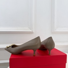 Ferragamo|菲拉格慕26𝐬𝐬 2026秋冬新品 经典大号Gancini扣尖头高跟鞋 火爆上新! 这鞋绝对是 Ferragamo|菲拉格慕26𝐬𝐬 2026秋冬新品 经典大号Gancini扣尖头高跟鞋 火爆上新! 这鞋绝对是