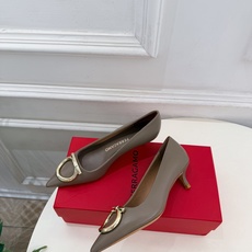 Ferragamo|菲拉格慕26𝐬𝐬 2026秋冬新品 经典大号Gancini扣尖头高跟鞋 火爆上新! 这鞋绝对是 Ferragamo|菲拉格慕26𝐬𝐬 2026秋冬新品 经典大号Gancini扣尖头高跟鞋 火爆上新! 这鞋绝对是