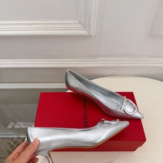Ferragamo|菲拉格慕26𝐬𝐬 2026秋冬新品 经典大号Gancini扣尖头高跟鞋 火爆上新! 这鞋绝对是 Ferragamo|菲拉格慕26𝐬𝐬 2026秋冬新品 经典大号Gancini扣尖头高跟鞋 火爆上新! 这鞋绝对是
