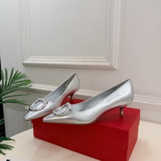 Ferragamo|菲拉格慕26𝐬𝐬 2026秋冬新品 经典大号Gancini扣尖头高跟鞋 火爆上新! 这鞋绝对是 Ferragamo|菲拉格慕26𝐬𝐬 2026秋冬新品 经典大号Gancini扣尖头高跟鞋 火爆上新! 这鞋绝对是