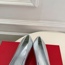 Ferragamo|菲拉格慕26𝐬𝐬 2026秋冬新品 经典大号Gancini扣尖头高跟鞋 火爆上新! 这鞋绝对是 Ferragamo|菲拉格慕26𝐬𝐬 2026秋冬新品 经典大号Gancini扣尖头高跟鞋 火爆上新! 这鞋绝对是