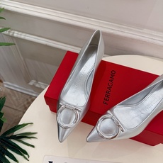 Ferragamo|菲拉格慕26𝐬𝐬 2026秋冬新品 经典大号Gancini扣尖头高跟鞋 火爆上新! 这鞋绝对是 Ferragamo|菲拉格慕26𝐬𝐬 2026秋冬新品 经典大号Gancini扣尖头高跟鞋 火爆上新! 这鞋绝对是