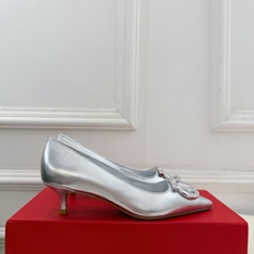 Ferragamo|菲拉格慕26𝐬𝐬 2026秋冬新品 经典大号Gancini扣尖头高跟鞋 火爆上新! 这鞋绝对是 Ferragamo|菲拉格慕26𝐬𝐬 2026秋冬新品 经典大号Gancini扣尖头高跟鞋 火爆上新! 这鞋绝对是