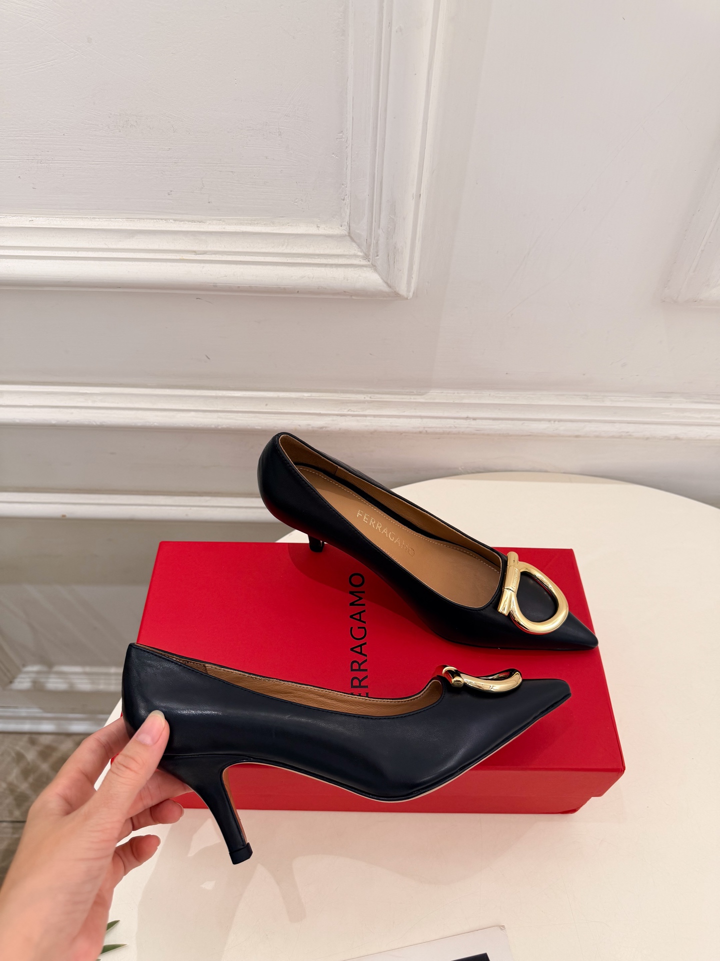 Ferragamo｜菲拉格慕26𝐬𝐬 2026秋冬新品  经典大号Gancini扣尖头高跟鞋 火爆上新！   这鞋绝对是