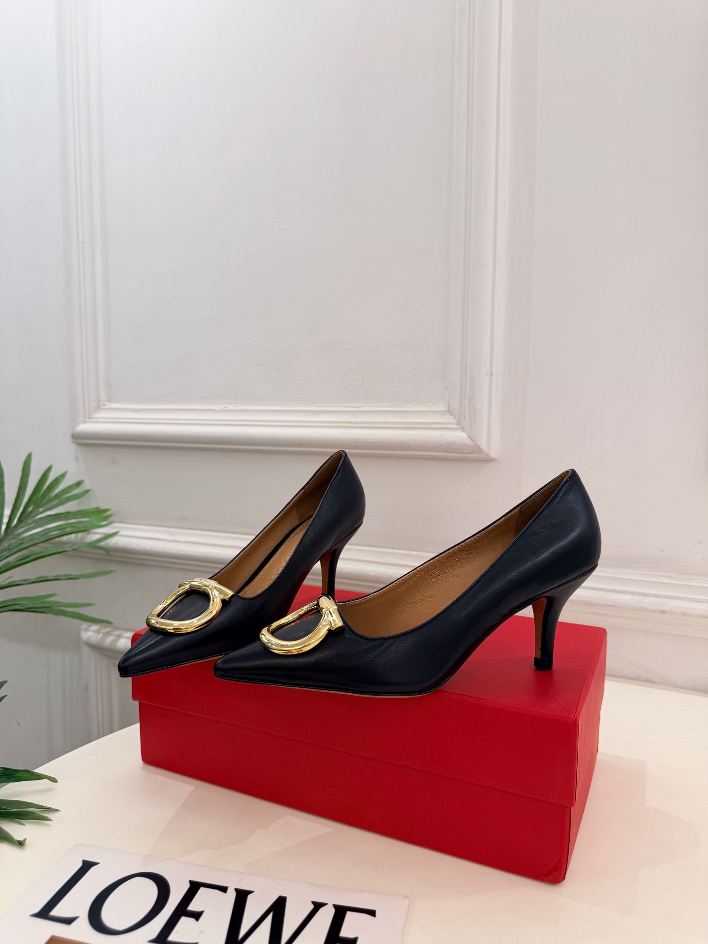Ferragamo｜菲拉格慕26𝐬𝐬 2026秋冬新品  经典大号Gancini扣尖头高跟鞋 火爆上新！   这鞋绝对是