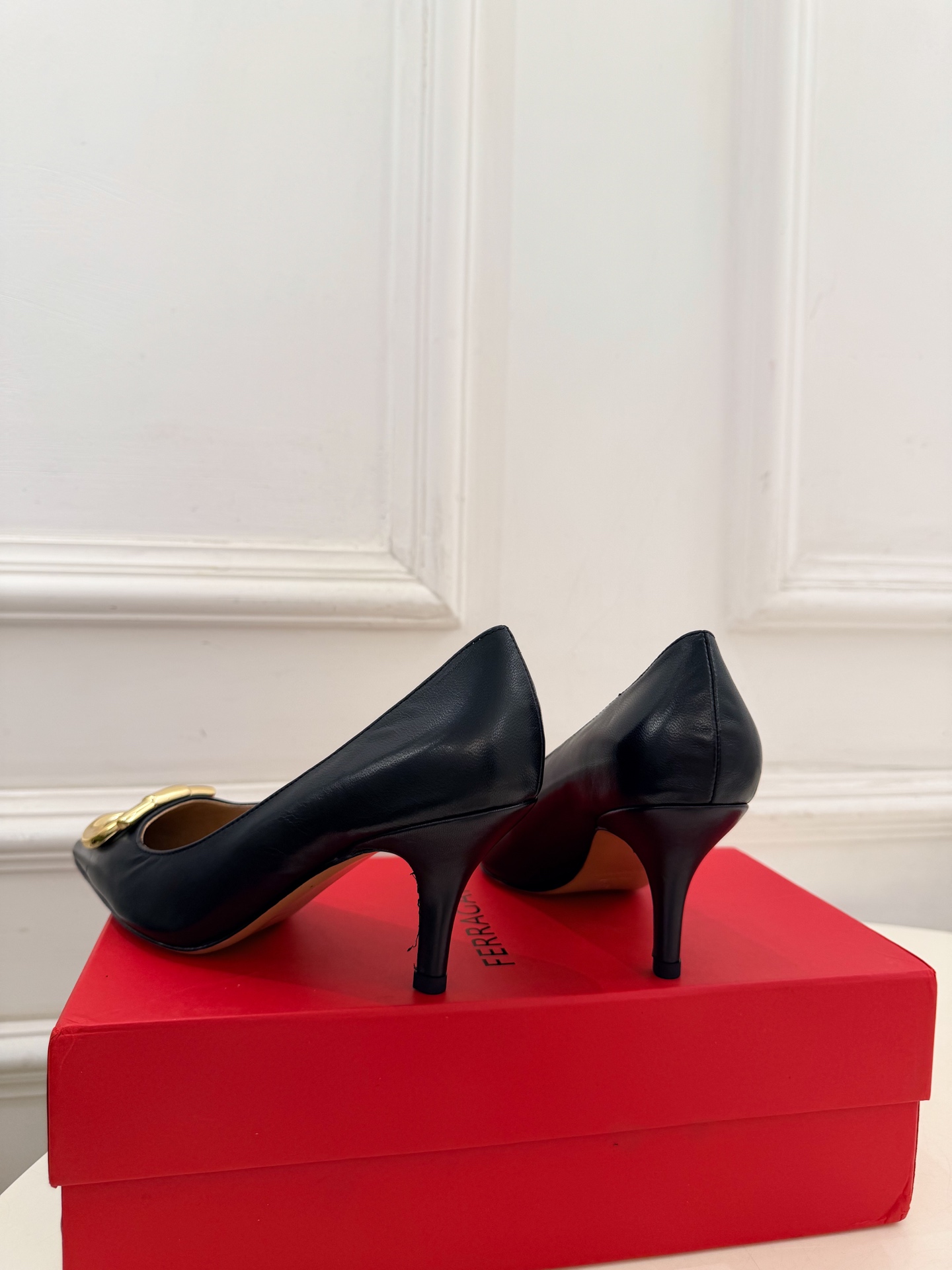 Ferragamo｜菲拉格慕26𝐬𝐬 2026秋冬新品  经典大号Gancini扣尖头高跟鞋 火爆上新！   这鞋绝对是