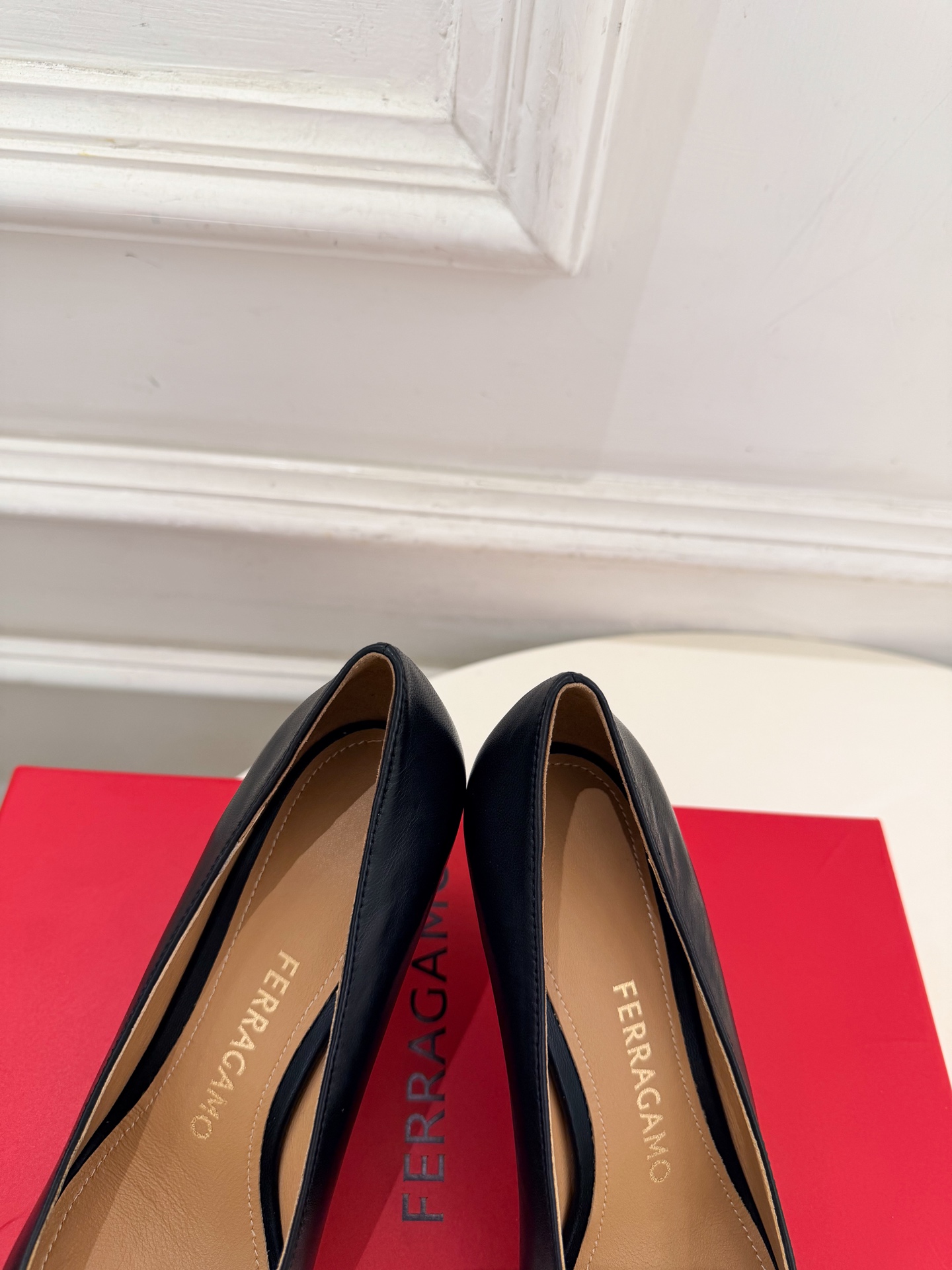 Ferragamo｜菲拉格慕26𝐬𝐬 2026秋冬新品  经典大号Gancini扣尖头高跟鞋 火爆上新！   这鞋绝对是