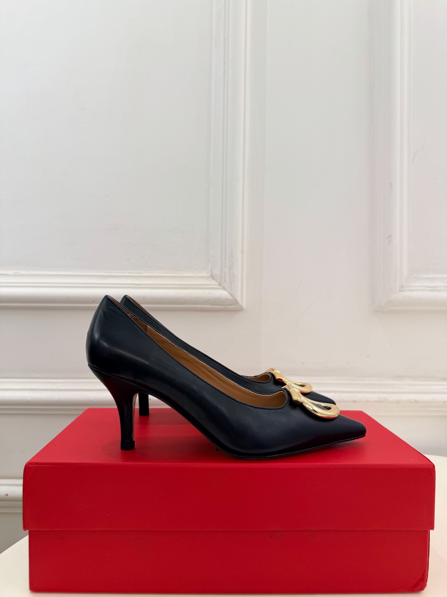 Ferragamo｜菲拉格慕26𝐬𝐬 2026秋冬新品  经典大号Gancini扣尖头高跟鞋 火爆上新！   这鞋绝对是