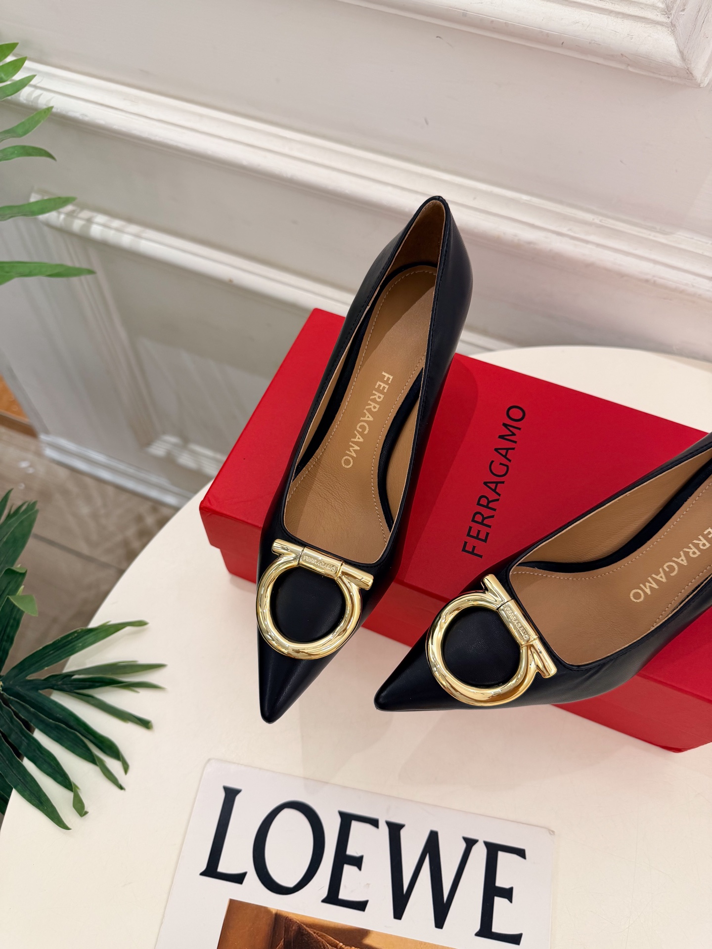 Ferragamo｜菲拉格慕26𝐬𝐬 2026秋冬新品  经典大号Gancini扣尖头高跟鞋 火爆上新！   这鞋绝对是