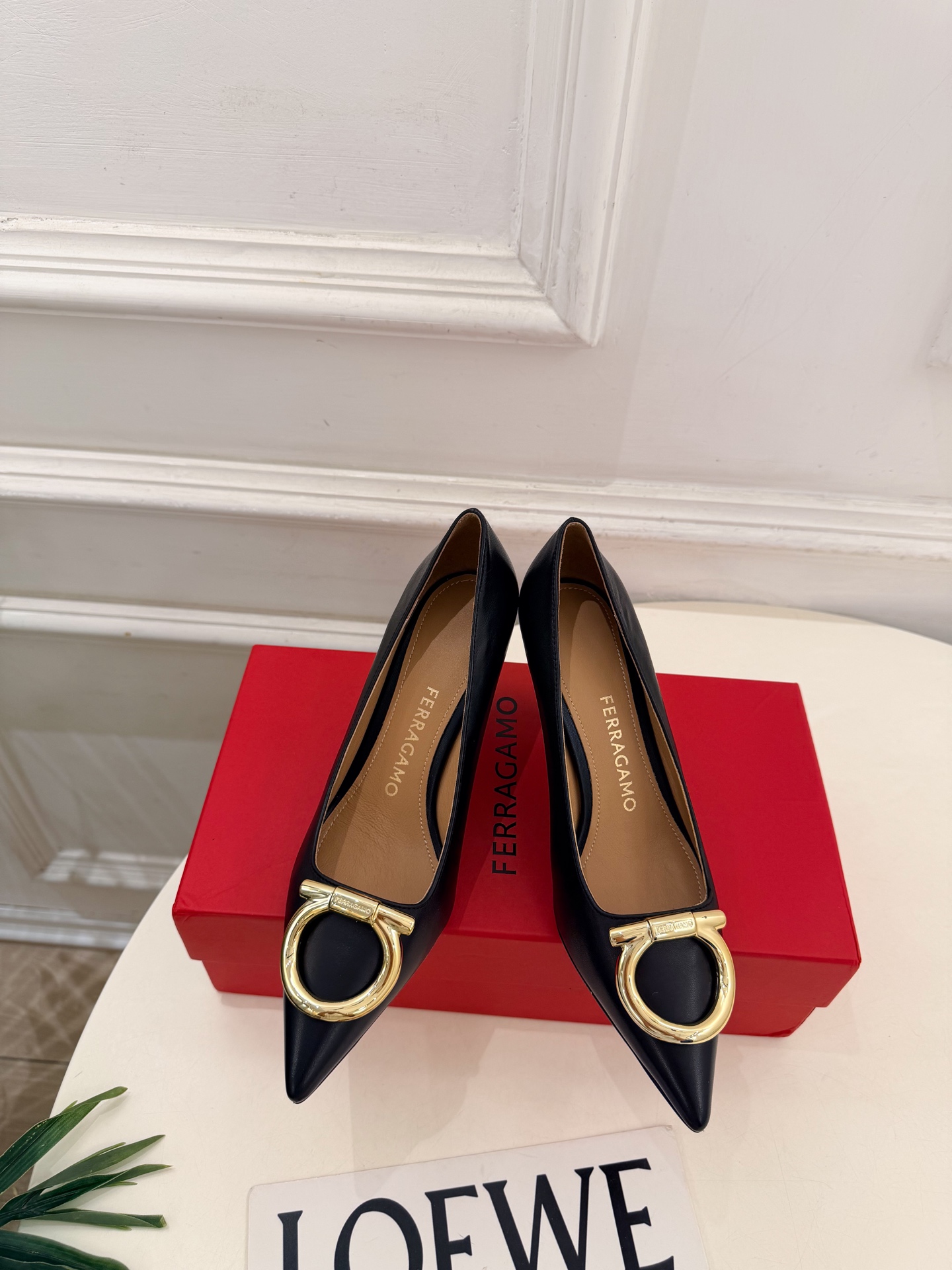 Ferragamo|菲拉格慕26𝐬𝐬 2026秋冬新品 经典大号Gancini扣尖头高跟鞋 火爆上新! 这鞋绝对是 Ferragamo|菲拉格慕26𝐬𝐬 2026秋冬新品 经典大号Gancini扣尖头高跟鞋 火爆上新! 这鞋绝对是