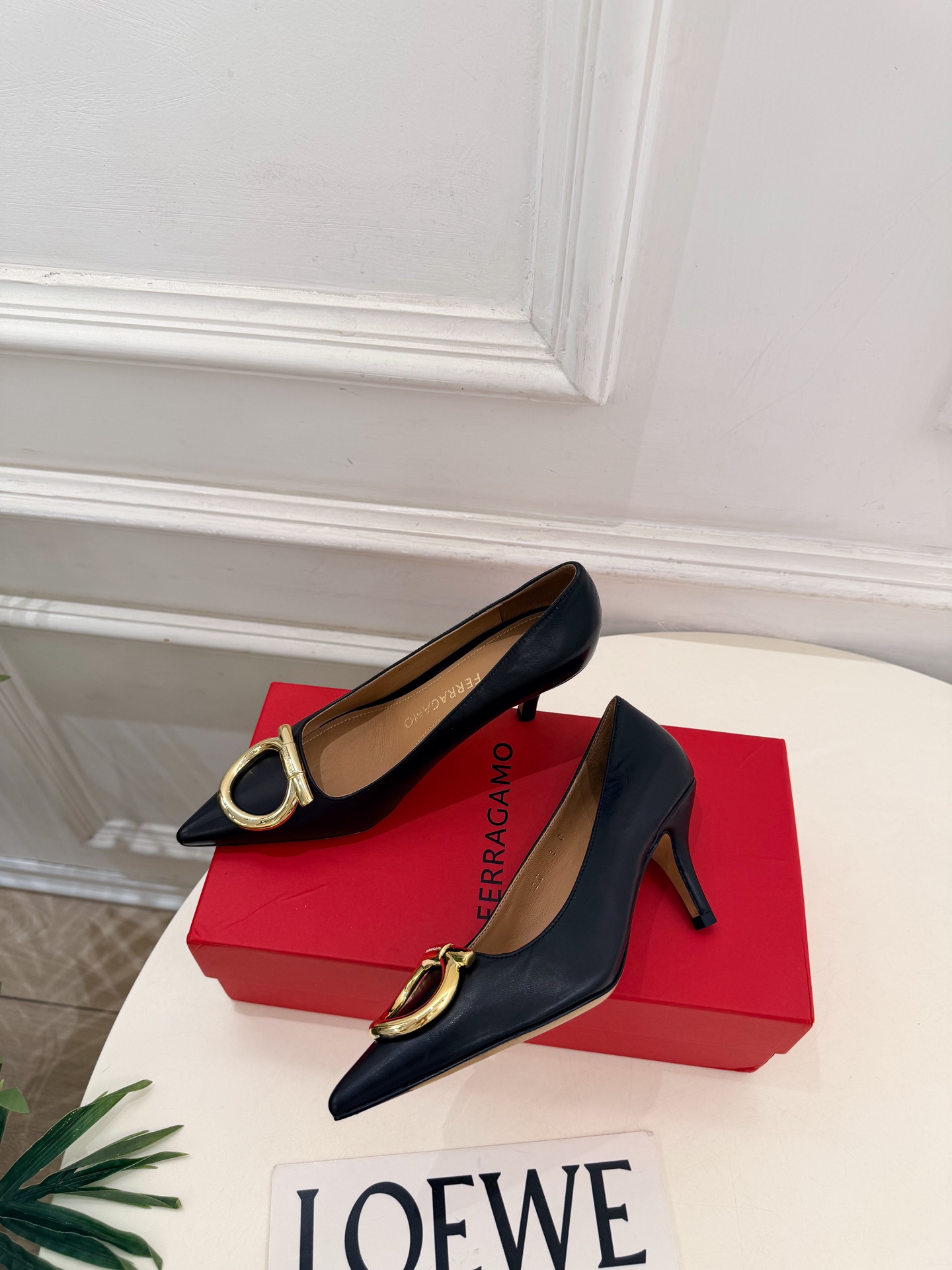 Ferragamo｜菲拉格慕26𝐬𝐬 2026秋冬新品  经典大号Gancini扣尖头高跟鞋 火爆上新！   这鞋绝对是
