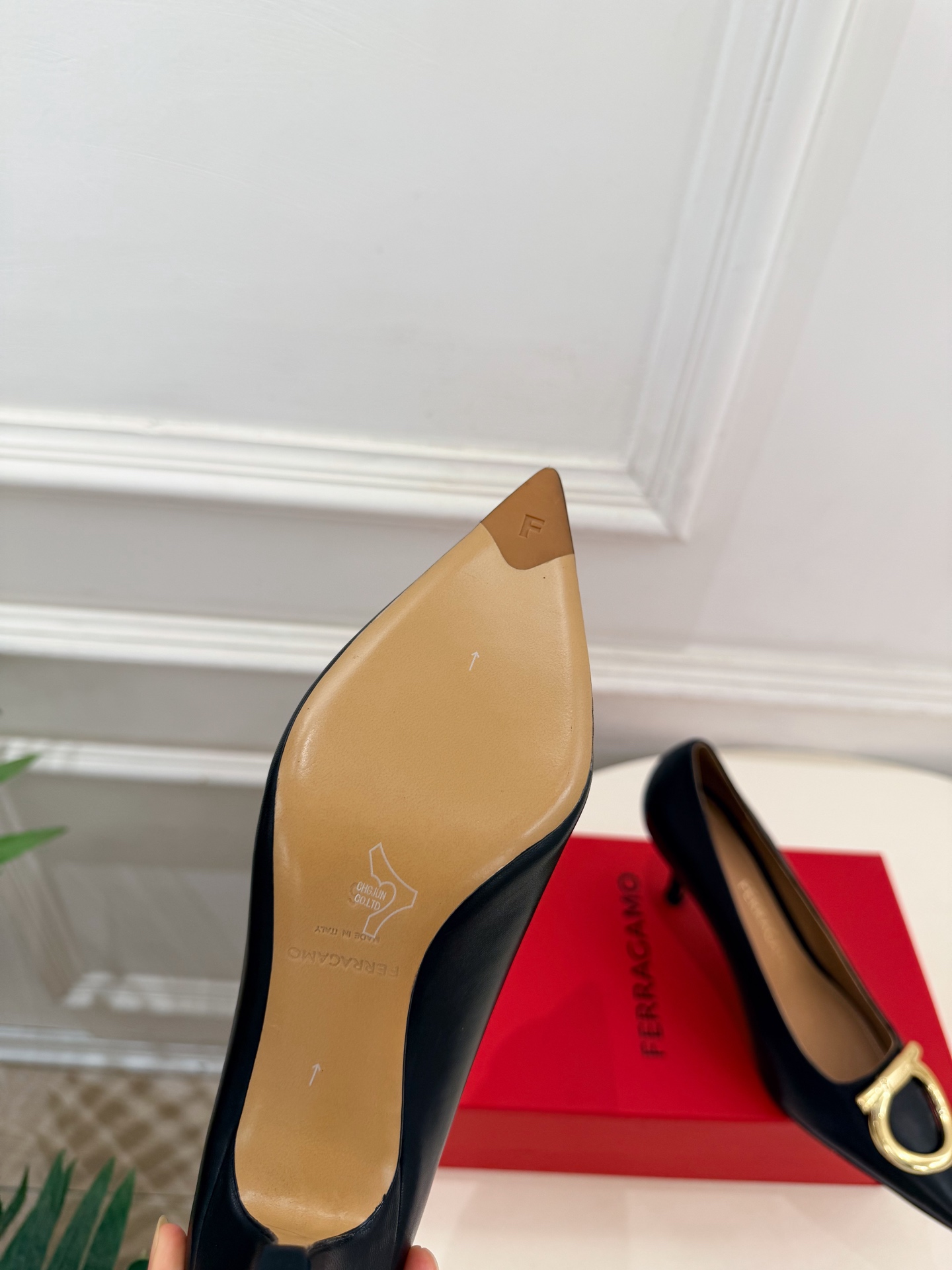 Ferragamo｜菲拉格慕26𝐬𝐬 2026秋冬新品  经典大号Gancini扣尖头高跟鞋 火爆上新！   这鞋绝对是