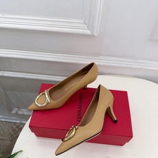 Ferragamo|菲拉格慕26𝐬𝐬 2026秋冬新品 经典大号Gancini扣尖头高跟鞋 火爆上新! 这鞋绝对是 Ferragamo|菲拉格慕26𝐬𝐬 2026秋冬新品 经典大号Gancini扣尖头高跟鞋 火爆上新! 这鞋绝对是