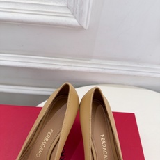 Ferragamo|菲拉格慕26𝐬𝐬 2026秋冬新品 经典大号Gancini扣尖头高跟鞋 火爆上新! 这鞋绝对是 Ferragamo|菲拉格慕26𝐬𝐬 2026秋冬新品 经典大号Gancini扣尖头高跟鞋 火爆上新! 这鞋绝对是