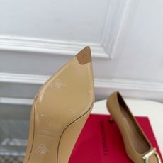 Ferragamo|菲拉格慕26𝐬𝐬 2026秋冬新品 经典大号Gancini扣尖头高跟鞋 火爆上新! 这鞋绝对是 Ferragamo|菲拉格慕26𝐬𝐬 2026秋冬新品 经典大号Gancini扣尖头高跟鞋 火爆上新! 这鞋绝对是