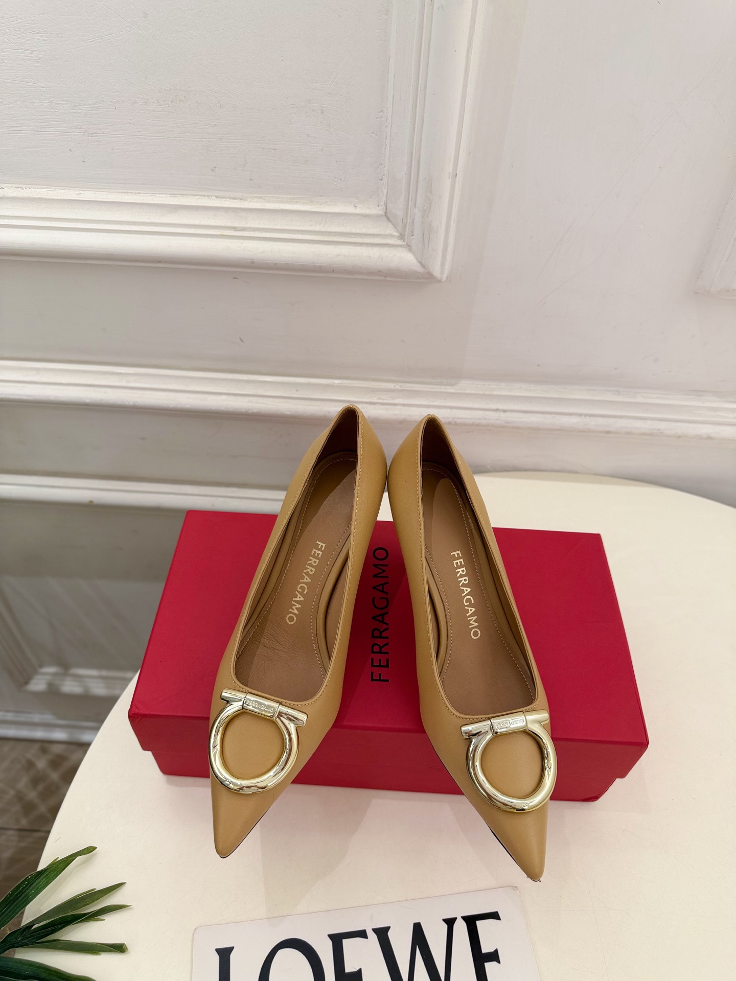 Ferragamo|菲拉格慕26𝐬𝐬 2026秋冬新品 经典大号Gancini扣尖头高跟鞋 火爆上新! 这鞋绝对是 Ferragamo|菲拉格慕26𝐬𝐬 2026秋冬新品 经典大号Gancini扣尖头高跟鞋 火爆上新! 这鞋绝对是