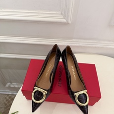 Ferragamo|菲拉格慕26𝐬𝐬 2026秋冬新品 经典大号Gancini扣尖头高跟鞋 火爆上新! 这鞋绝对是 Ferragamo|菲拉格慕26𝐬𝐬 2026秋冬新品 经典大号Gancini扣尖头高跟鞋 火爆上新! 这鞋绝对是