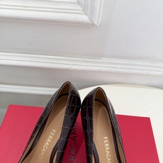 Ferragamo|菲拉格慕26𝐬𝐬 2026秋冬新品 经典大号Gancini扣尖头高跟鞋 火爆上新! 这鞋绝对是 Ferragamo|菲拉格慕26𝐬𝐬 2026秋冬新品 经典大号Gancini扣尖头高跟鞋 火爆上新! 这鞋绝对是