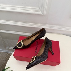 Ferragamo|菲拉格慕26𝐬𝐬 2026秋冬新品 经典大号Gancini扣尖头高跟鞋 火爆上新! 这鞋绝对是 Ferragamo|菲拉格慕26𝐬𝐬 2026秋冬新品 经典大号Gancini扣尖头高跟鞋 火爆上新! 这鞋绝对是
