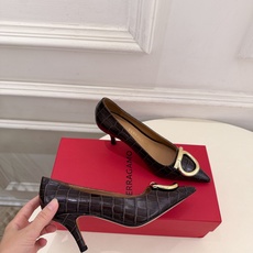 Ferragamo|菲拉格慕26𝐬𝐬 2026秋冬新品 经典大号Gancini扣尖头高跟鞋 火爆上新! 这鞋绝对是 Ferragamo|菲拉格慕26𝐬𝐬 2026秋冬新品 经典大号Gancini扣尖头高跟鞋 火爆上新! 这鞋绝对是