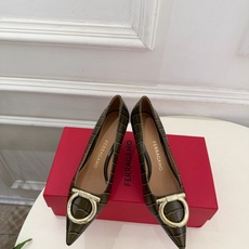 Ferragamo|菲拉格慕26𝐬𝐬 2026秋冬新品 经典大号Gancini扣尖头高跟鞋 火爆上新! 这鞋绝对是 Ferragamo|菲拉格慕26𝐬𝐬 2026秋冬新品 经典大号Gancini扣尖头高跟鞋 火爆上新! 这鞋绝对是