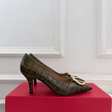 Ferragamo|菲拉格慕26𝐬𝐬 2026秋冬新品 经典大号Gancini扣尖头高跟鞋 火爆上新! 这鞋绝对是 Ferragamo|菲拉格慕26𝐬𝐬 2026秋冬新品 经典大号Gancini扣尖头高跟鞋 火爆上新! 这鞋绝对是