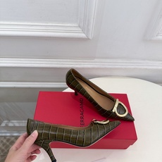 Ferragamo|菲拉格慕26𝐬𝐬 2026秋冬新品 经典大号Gancini扣尖头高跟鞋 火爆上新! 这鞋绝对是 Ferragamo|菲拉格慕26𝐬𝐬 2026秋冬新品 经典大号Gancini扣尖头高跟鞋 火爆上新! 这鞋绝对是