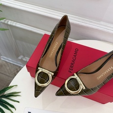 Ferragamo|菲拉格慕26𝐬𝐬 2026秋冬新品 经典大号Gancini扣尖头高跟鞋 火爆上新! 这鞋绝对是 Ferragamo|菲拉格慕26𝐬𝐬 2026秋冬新品 经典大号Gancini扣尖头高跟鞋 火爆上新! 这鞋绝对是