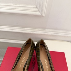 Ferragamo|菲拉格慕26𝐬𝐬 2026秋冬新品 经典大号Gancini扣尖头高跟鞋 火爆上新! 这鞋绝对是 Ferragamo|菲拉格慕26𝐬𝐬 2026秋冬新品 经典大号Gancini扣尖头高跟鞋 火爆上新! 这鞋绝对是