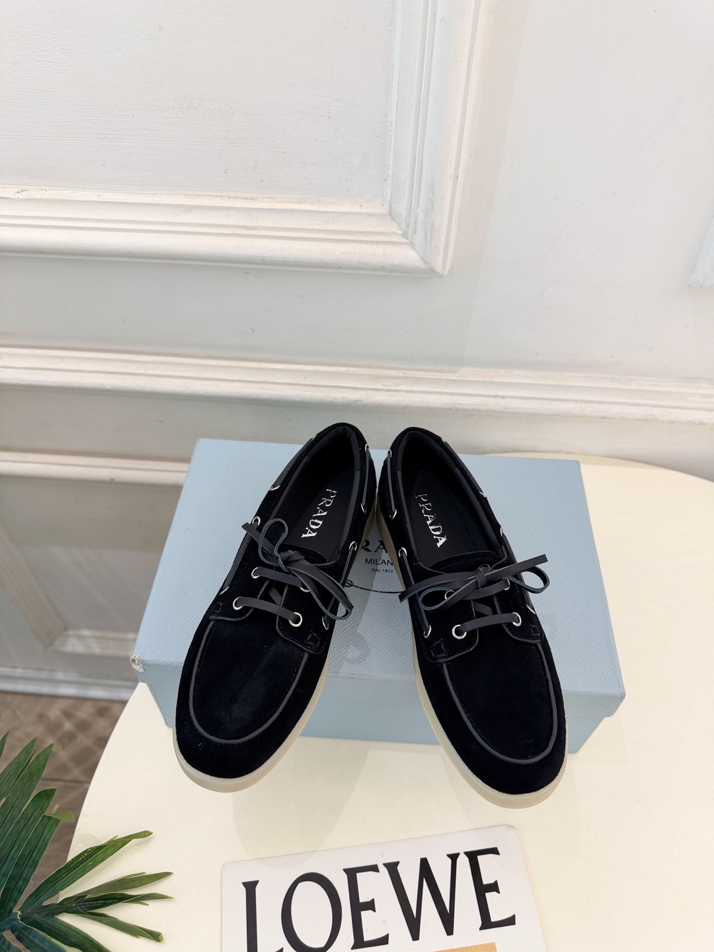 PRADA 普拉达 26𝐬𝐬 🌈2026秋冬新品 专柜走秀款 复古系带休闲乐福鞋 系列〰 ◽鞋面:原版高定制羊绒 ◽ PRADA 普拉达 26𝐬𝐬 🌈2026秋冬新品 专柜走秀款 复古系带休闲乐福鞋 系列〰 ◽鞋面:原版高定制羊绒 ◽