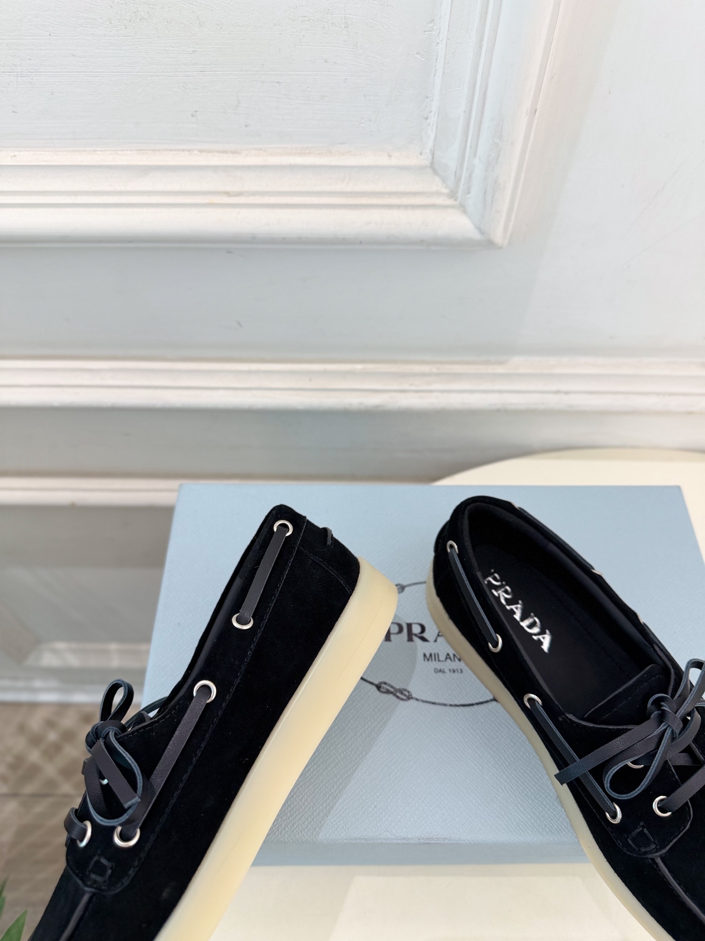 PRADA 普拉达 26𝐬𝐬 🌈2026秋冬新品 专柜走秀款 复古系带休闲乐福鞋 系列〰 ◽鞋面:原版高定制羊绒 ◽ PRADA 普拉达 26𝐬𝐬 🌈2026秋冬新品 专柜走秀款 复古系带休闲乐福鞋 系列〰 ◽鞋面:原版高定制羊绒 ◽