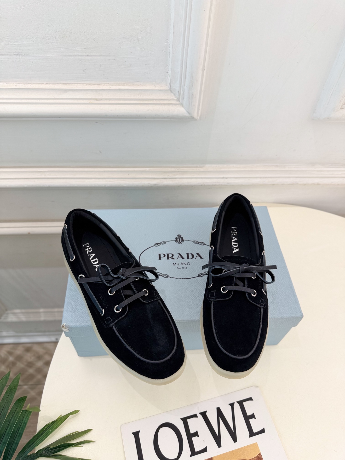 PRADA 普拉达 26𝐬𝐬 🌈2026秋冬新品 专柜走秀款 复古系带休闲乐福鞋 系列〰 ◽鞋面:原版高定制羊绒 ◽ PRADA 普拉达 26𝐬𝐬 🌈2026秋冬新品 专柜走秀款 复古系带休闲乐福鞋 系列〰 ◽鞋面:原版高定制羊绒 ◽