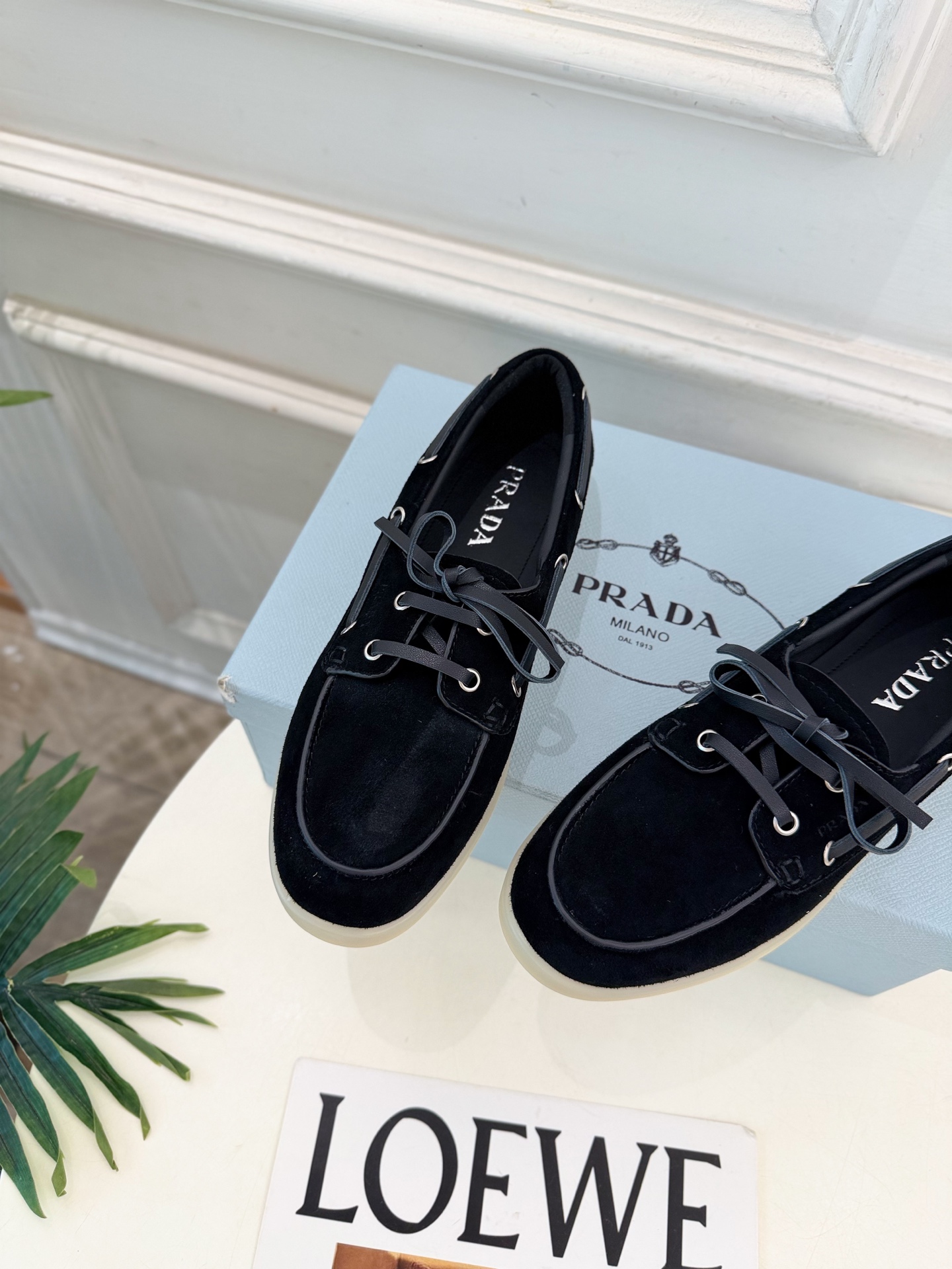 PRADA 普拉达 26𝐬𝐬 🌈2026秋冬新品 专柜走秀款 复古系带休闲乐福鞋 系列〰 ◽鞋面:原版高定制羊绒 ◽ PRADA 普拉达 26𝐬𝐬 🌈2026秋冬新品 专柜走秀款 复古系带休闲乐福鞋 系列〰 ◽鞋面:原版高定制羊绒 ◽