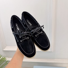 PRADA 普拉达 26𝐬𝐬 🌈2026秋冬新品 专柜走秀款 复古系带休闲乐福鞋 系列〰 ◽鞋面:原版高定制羊绒 ◽ PRADA 普拉达 26𝐬𝐬 🌈2026秋冬新品 专柜走秀款 复古系带休闲乐福鞋 系列〰 ◽鞋面:原版高定制羊绒 ◽