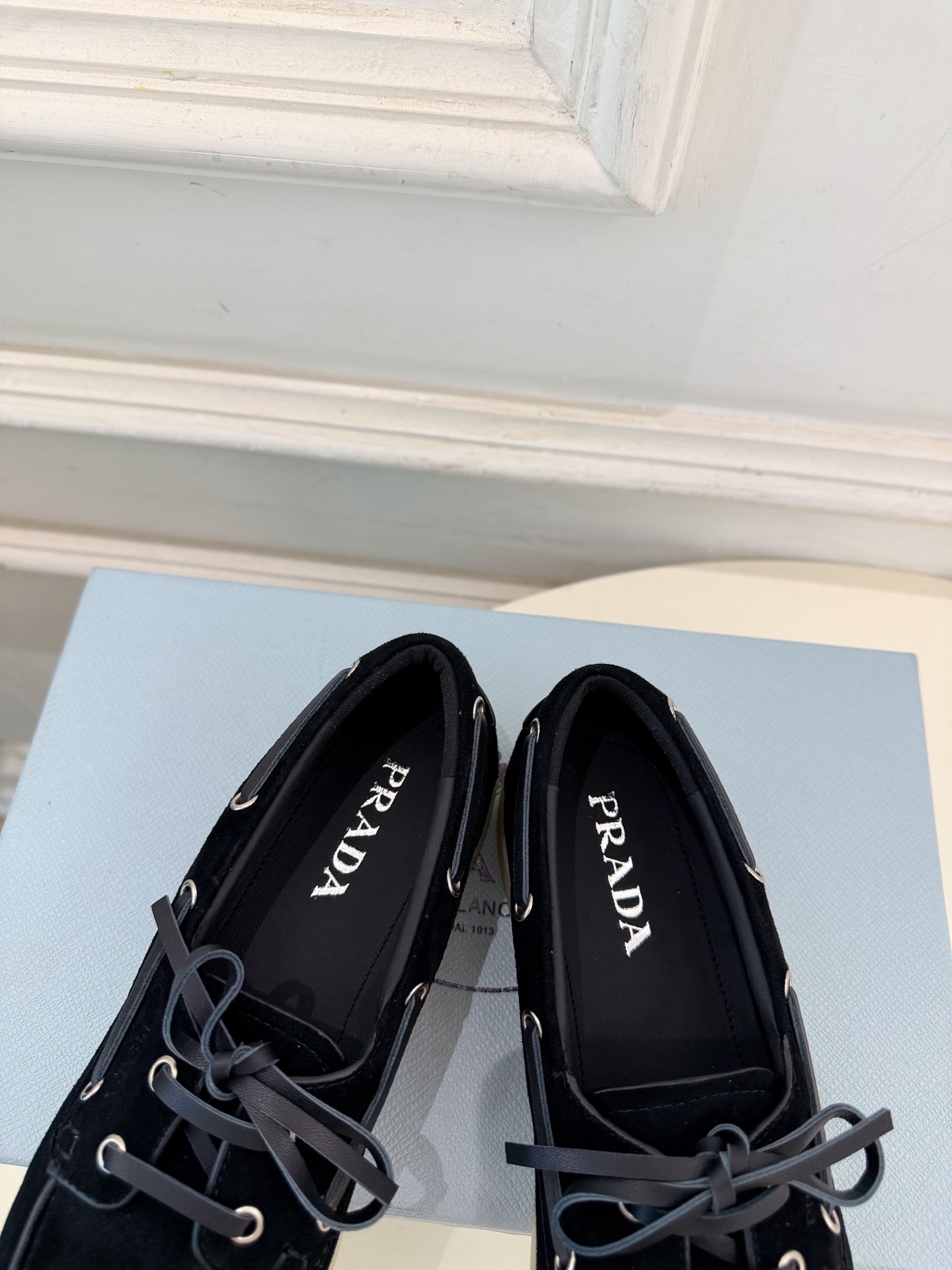 PRADA 普拉达 26𝐬𝐬 🌈2026秋冬新品 专柜走秀款 复古系带休闲乐福鞋 系列〰 ◽鞋面:原版高定制羊绒 ◽ PRADA 普拉达 26𝐬𝐬 🌈2026秋冬新品 专柜走秀款 复古系带休闲乐福鞋 系列〰 ◽鞋面:原版高定制羊绒 ◽