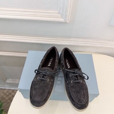 PRADA 普拉达 26𝐬𝐬 🌈2026秋冬新品 专柜走秀款 复古系带休闲乐福鞋 系列〰 ◽鞋面:原版高定制羊绒 ◽ PRADA 普拉达 26𝐬𝐬 🌈2026秋冬新品 专柜走秀款 复古系带休闲乐福鞋 系列〰 ◽鞋面:原版高定制羊绒 ◽