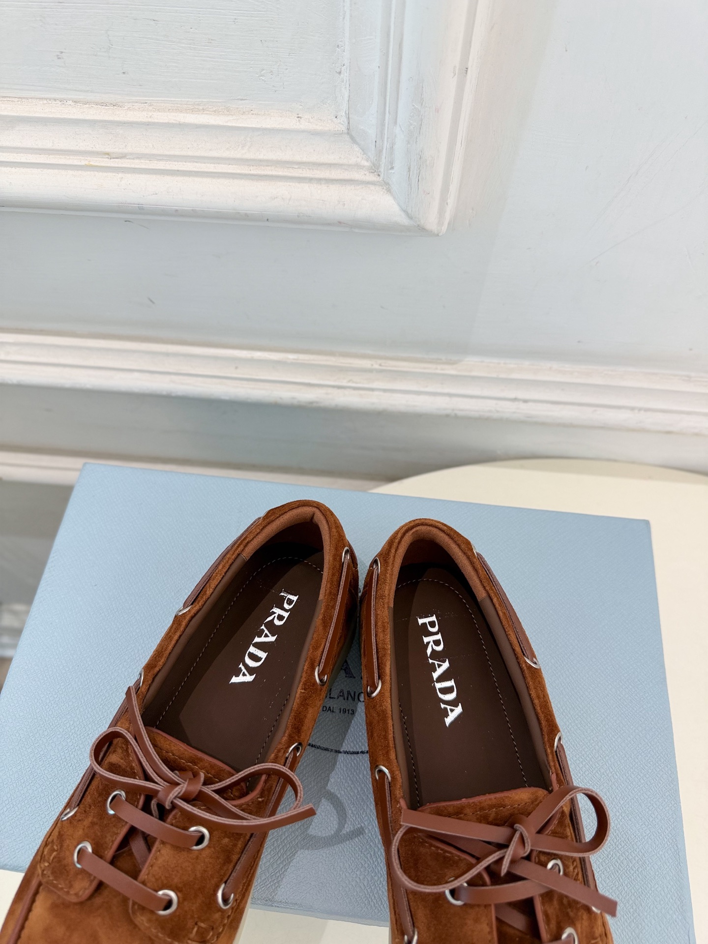 PRADA 普拉达 26𝐬𝐬 🌈2026秋冬新品 专柜走秀款 复古系带休闲乐福鞋 系列〰 ◽鞋面:原版高定制羊绒 ◽ PRADA 普拉达 26𝐬𝐬 🌈2026秋冬新品 专柜走秀款 复古系带休闲乐福鞋 系列〰 ◽鞋面:原版高定制羊绒 ◽