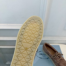 PRADA 普拉达 26𝐬𝐬 🌈2026秋冬新品 专柜走秀款 复古系带休闲乐福鞋 系列〰 ◽鞋面:原版高定制羊绒 ◽ PRADA 普拉达 26𝐬𝐬 🌈2026秋冬新品 专柜走秀款 复古系带休闲乐福鞋 系列〰 ◽鞋面:原版高定制羊绒 ◽