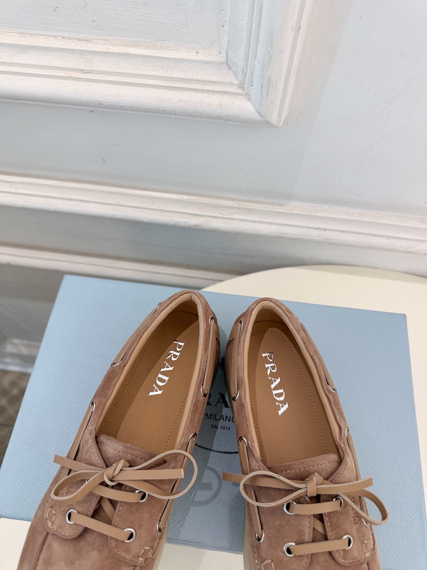 PRADA 普拉达 26𝐬𝐬 🌈2026秋冬新品 专柜走秀款 复古系带休闲乐福鞋 系列〰 ◽鞋面:原版高定制羊绒 ◽ PRADA 普拉达 26𝐬𝐬 🌈2026秋冬新品 专柜走秀款 复古系带休闲乐福鞋 系列〰 ◽鞋面:原版高定制羊绒 ◽