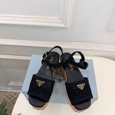 PRADA 普拉达 26𝐬𝐬 🌈2026春夏新品 专柜走秀款 经典三角标镂空编织坡跟厚底凉鞋 系列〰 ◽鞋面:原版高 PRADA 普拉达 26𝐬𝐬 🌈2026春夏新品 专柜走秀款 经典三角标镂空编织坡跟厚底凉鞋 系列〰 ◽鞋面:原版高